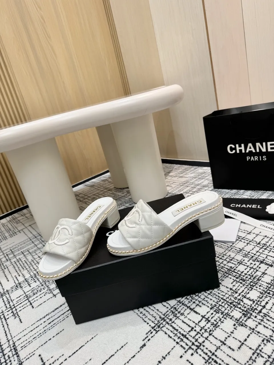 👟👟Ex-factory price 480👟👟 Top version Chanel Chanel - 2025 spring model, counter top double C sandals, this classic design; the extraordinary double C incorporates a variety of color elements... The diversified mix and match is very beautiful and versatile, very light on the foot, comfortable, super delicate and elegant, and can be used outdoors... ꫛꫀꪝ Go➫ Material: ❶Upper made of: Original imported sheepskin ❷Inner lining: Original sheepskin lining ❸Outsole based on: Original Italian genuine leather outsole Counter boutique packaging complete set for women 35–40 (customized for 41) 3 colors available (black, white, pink)